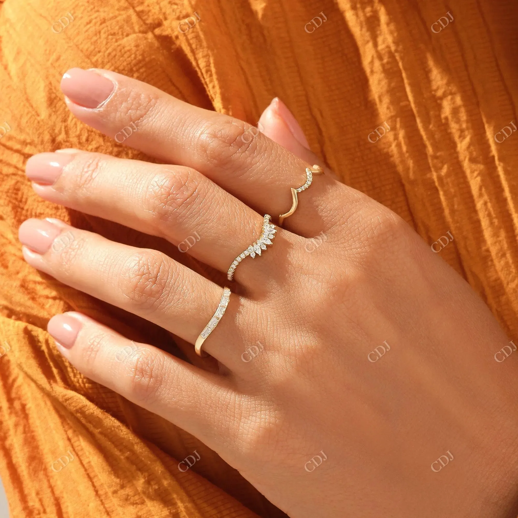 0.07CTW Round Cut CVD Ups And Down Curved Wedding Band