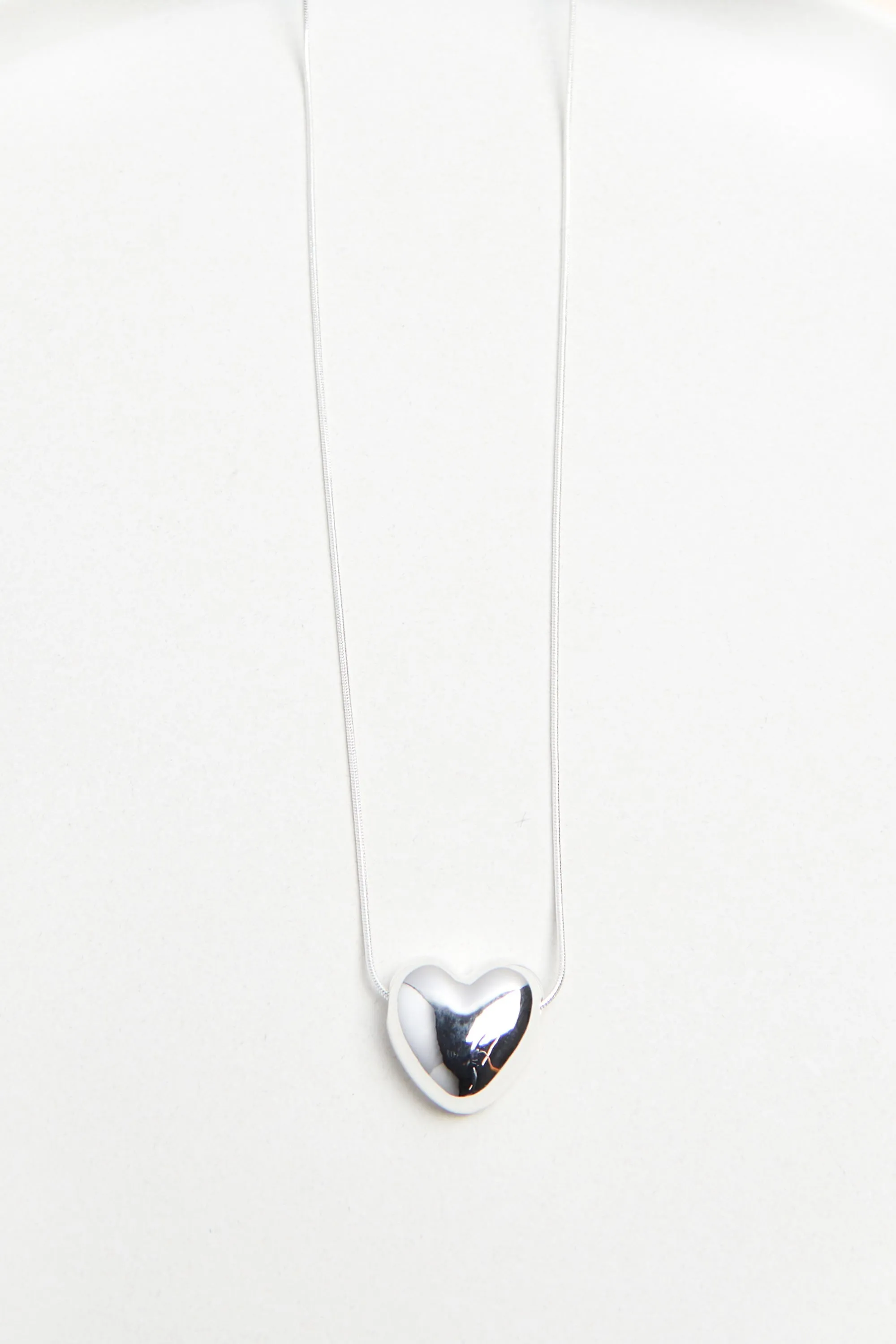 CHAIN NECKLACE WITH HEART PENDANT