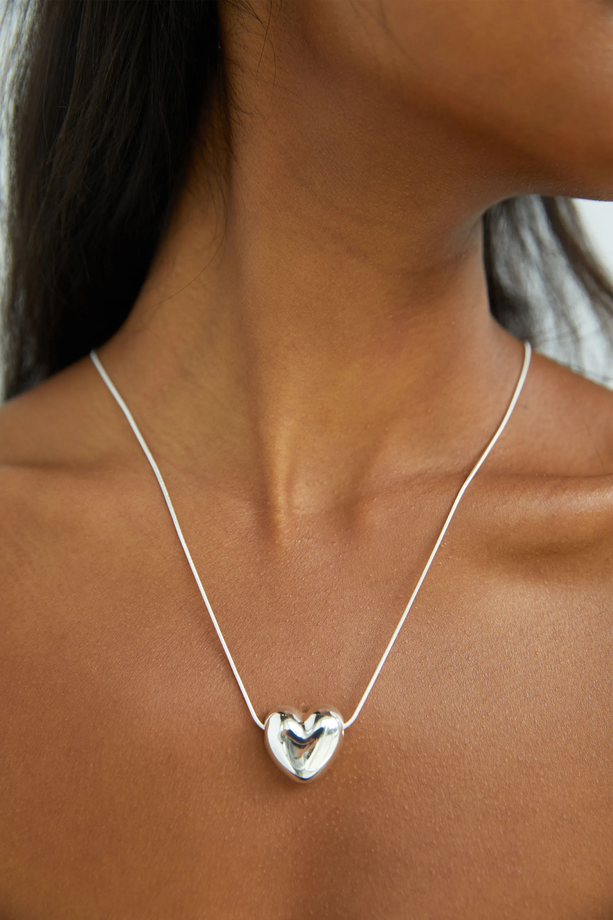 CHAIN NECKLACE WITH HEART PENDANT