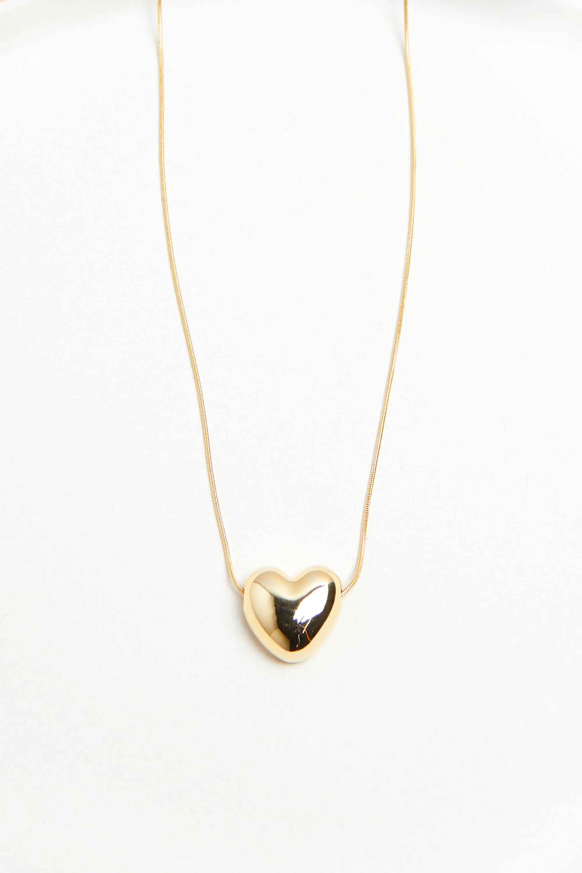 CHAIN NECKLACE WITH HEART PENDANT